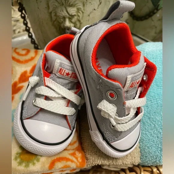 NEW Converse toddler Gray and Red Chucks All Star Shoes/New never Worn/Tot SZ 4 - Picture 1 of 11